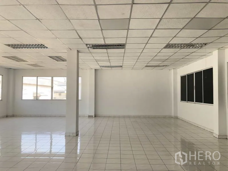 货栈 出租在Phra Nakhon Si Ayutthaya - 明亮的办公区，瓷砖地、吊顶与大窗户。