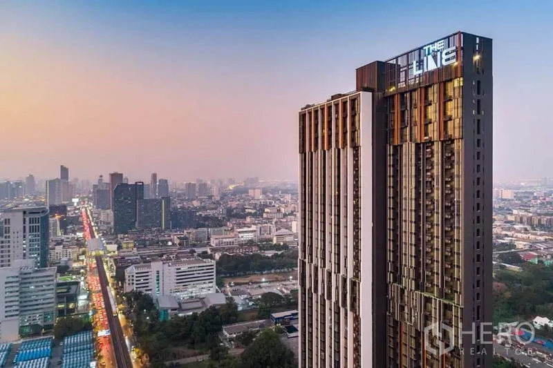 คอนโด ให้เช่าหรือขายในPhra Khanong, Bangkok - อาคารคอนโดไฮไรส์ The Line ยามโพล้เพล้ พร้อมทิวทัศน์สกายไลน์กรุงเทพและแนวรถไฟฟ้า