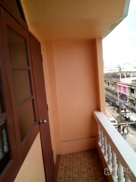 อาคารพาณิชย์ ให้เช่าในPhra Khanong, Bangkok - ระเบียงด้านข้างพร้อมลูกกรงและวิวถนนด้านล่าง