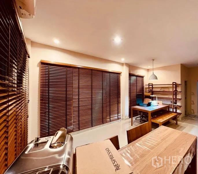 บ้าน ให้เช่าในPhasi Charoen, Bangkok - โซนทานข้าว หน้าต่างบานใหญ่ ม่านไม้ และชั้นวาง