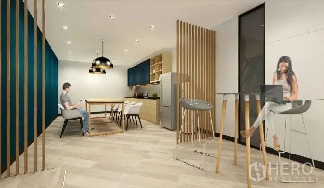 办公空间 出租在Chatuchak, Bangkok - 茶水间与休闲区，配餐桌、高吧台与木质装饰。