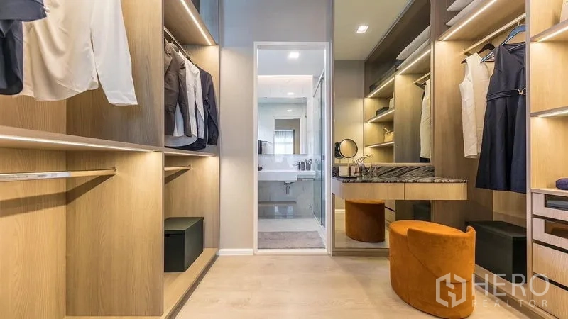 Detached House for rent in Prawet, Bangkok - Walk-in wardrobe with illuminated shelves, dressing table and ample hanging space.