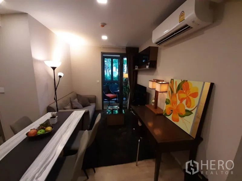 คอนโด ให้เช่าหรือขายในWatthana, Bangkok - โซนนั่งเล่นหันสู่ระเบียง มีโซฟา ทีวี ชั้นวาง และมุมทำงาน