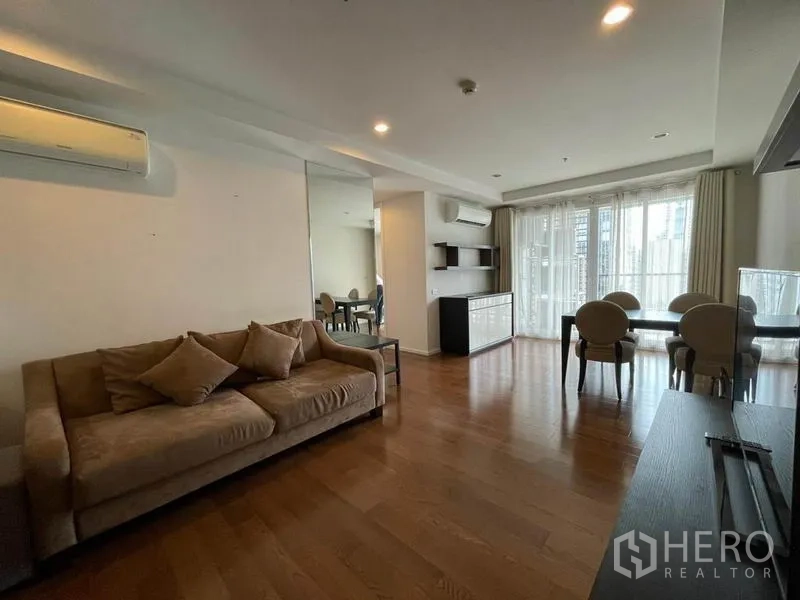 คอนโด ให้เช่าหรือขายในWatthana, Bangkok - พื้นที่นั่งเล่น–ทานอาหารกว้างพร้อมโซฟา ชุดโต๊ะทานอาหารทรงกลม และหน้าต่างสูงจรดเพดาน