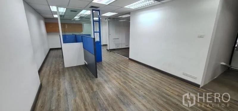 สำนักงาน ให้เช่าในWatthana, Bangkok - โซนออฟฟิศทางเดินยาว ประตูกระจกและฉากกั้นสีน้ำเงิน