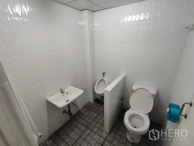 店屋 出租在Sathon, Bangkok - 整洁的瓷砖卫生间，配坐便器、小便池和洗手盆。