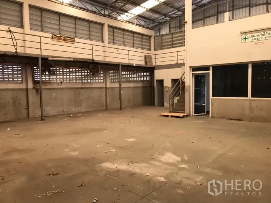 คลังสินค้า ให้เช่าในMueang Samut Prakan, Samut Prakan - ภายในโกดังโล่ง เพดานสูง มีชั้นลอยและห้องออฟฟิศกั้นกระจก