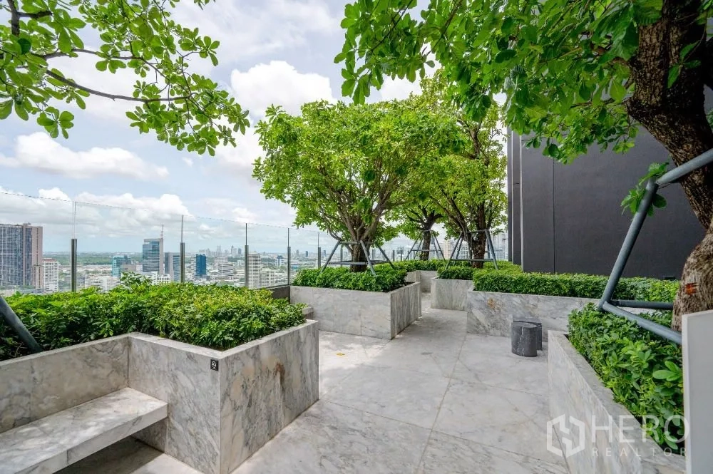 公寓 出租或出售在Khlong Toei, Bangkok - 屋顶花园露台，绿树灌木与曼谷全景。