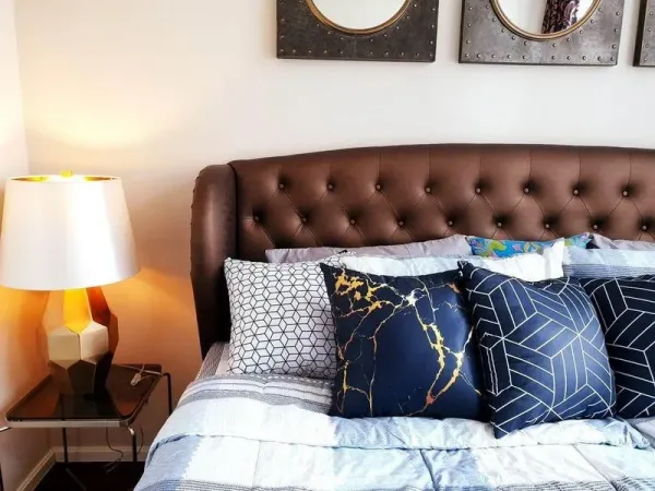 คอนโด ให้เช่าหรือขายในWatthana, Bangkok - ห้องนอนอบอุ่น เตียงหัวเตียงบุต่างพร้อมหมอนตกแต่งและโคมไฟข้างเตียง