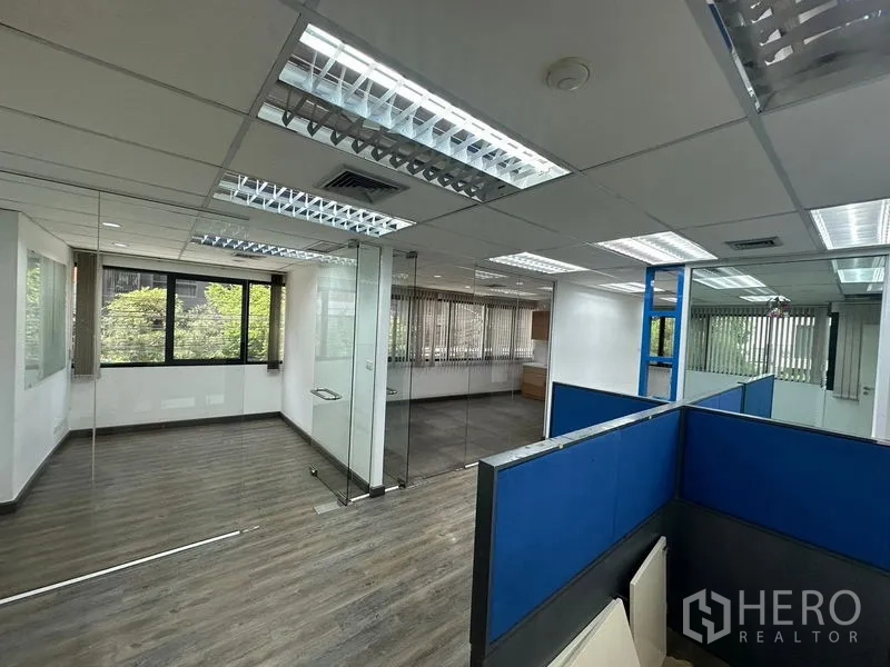 办公空间 出租在Khlong Toei, Bangkok - 办公区带玻璃隔断会议室与卡位