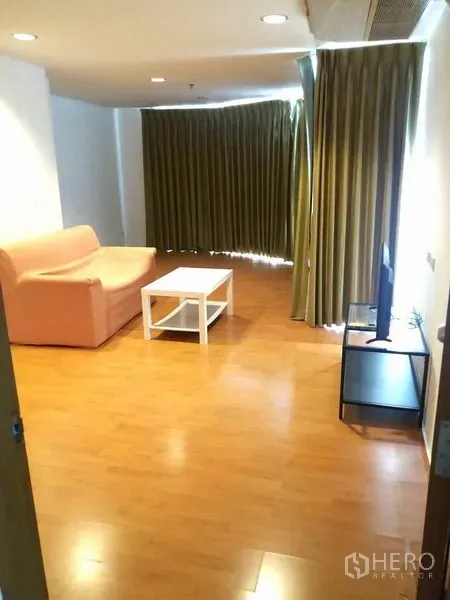 คอนโด ให้เช่าในWatthana, Bangkok - ห้องนั่งเล่นกว้าง มีโซฟา ชั้นวางทีวี ไฟดาวน์ไลท์ และผ้าม่านสูงจรดพื้น.