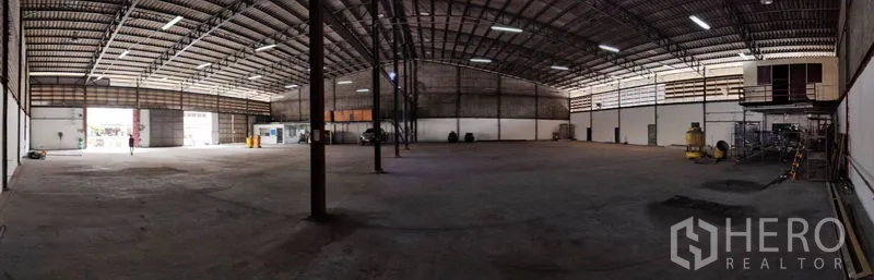 คลังสินค้า ให้เช่าในBang Phli, Samut Prakan - ฮอลล์เก็บสินค้าโล่ง โปร่งด้วยเสาเหล็ก ประตูโหลดสินค้าเปิดกว้าง และไฟเพดาน