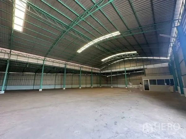 货栈 出租在Phra Nakhon Si Ayutthaya - 开放存储地面，带采光天窗、钢桁架屋顶和角落办公区。