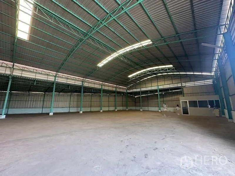 货栈 出租在Phra Nakhon Si Ayutthaya - 开放存储地面，带采光天窗、钢桁架屋顶和角落办公区。