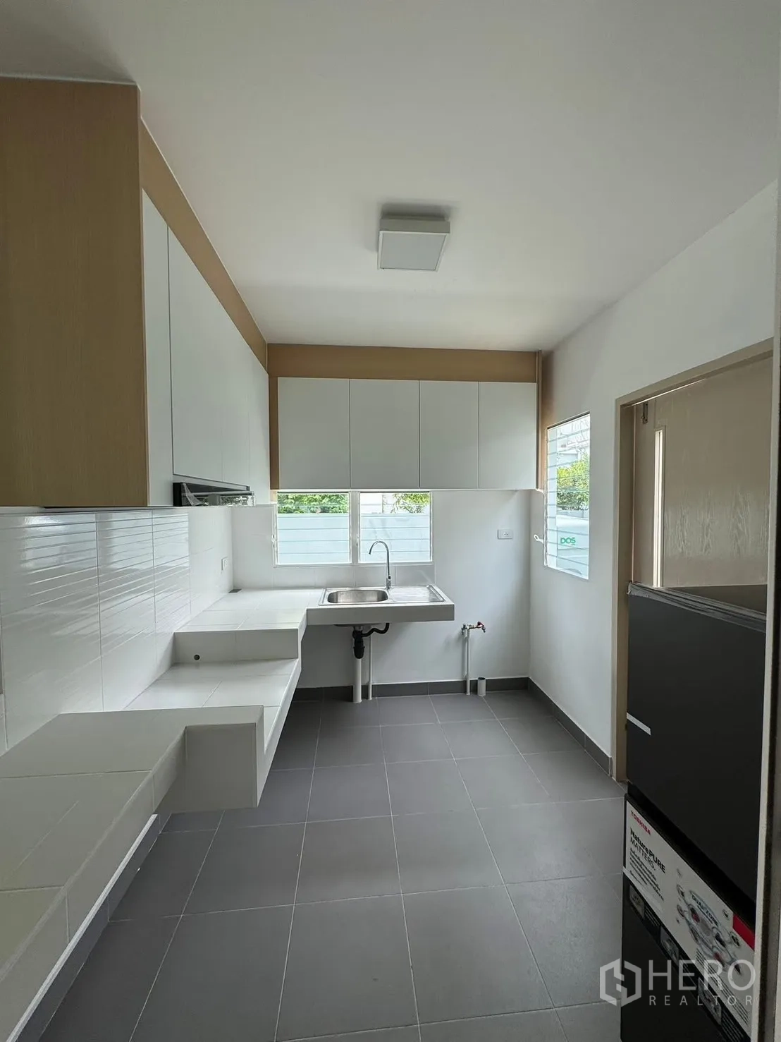 บ้านเดี่ยว for rent in Bang Phli, Samut Prakan - ครัวกว้าง พื้นกระเบื้องสีเทา ตู้บิลต์อิน และซิงก์หลุมเดียว