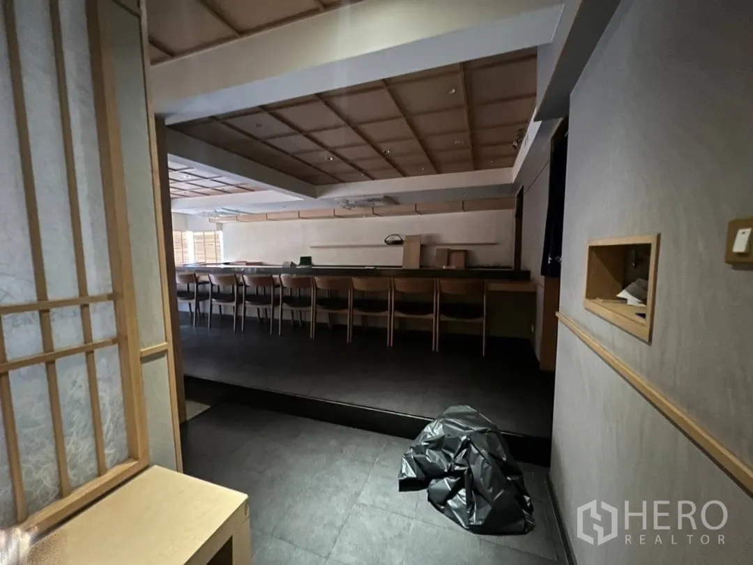 พื้นที่ขายปลีก ให้เช่า - โถงทางเข้า มีฉากบานเลื่อนสไตล์ญี่ปุ่นและทางยกระดับสู่พื้นที่บาร์