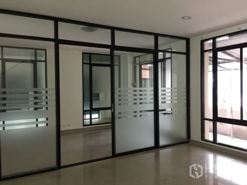 สำนักงาน ให้เช่าในBang Kho Laem, Bangkok - ห้องประชุมกั้นกระจกฝ้า กรอบสีดำแบบบานเลื่อน