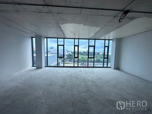 สำนักงาน ให้เช่าในBang Phli, Samut Prakan - พื้นที่สำนักงานสว่าง กระจกบานสูงเต็มผนัง มองเห็นถนนและวิวสีเขียว