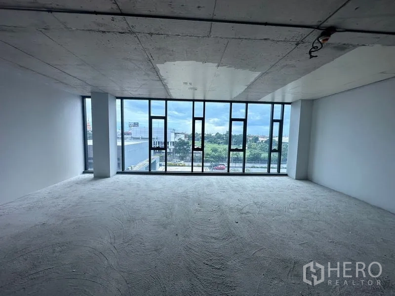 สำนักงาน ให้เช่าในBang Phli, Samut Prakan - พื้นที่สำนักงานสว่าง กระจกบานสูงเต็มผนัง มองเห็นถนนและวิวสีเขียว