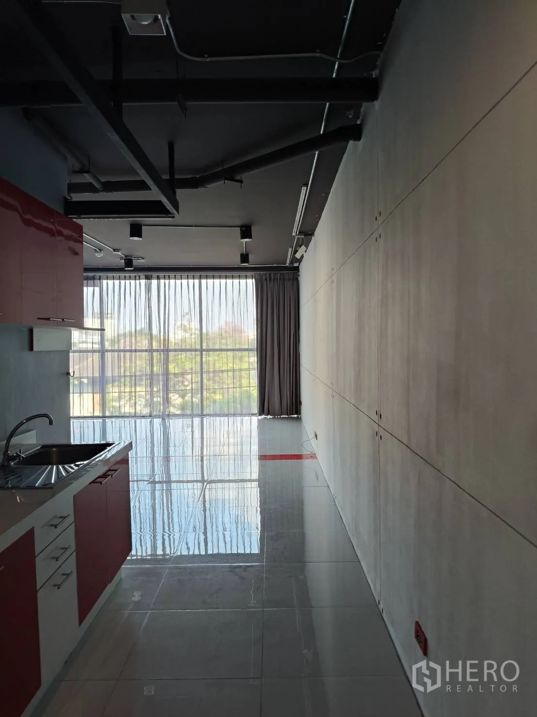 สำนักงาน ให้เช่าในKhlong Toei, Bangkok - มุมครัวมองยาวไปยังพื้นที่เปิดโล่งและหน้าต่างบานใหญ่ พร้อมท่อเปลือยบนเพดาน