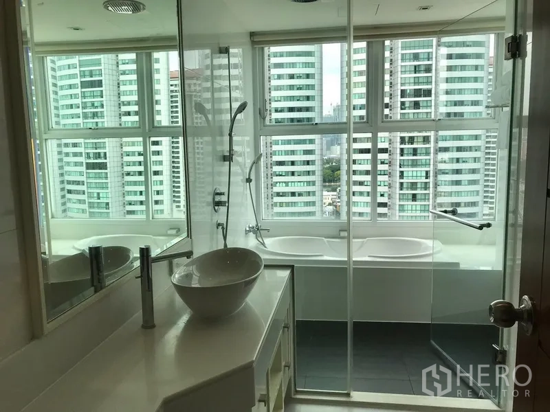 房间 出租在Khlong Toei, Bangkok - 浴室设玻璃淋浴间、雨淋花洒与面向城市景观的浴缸。