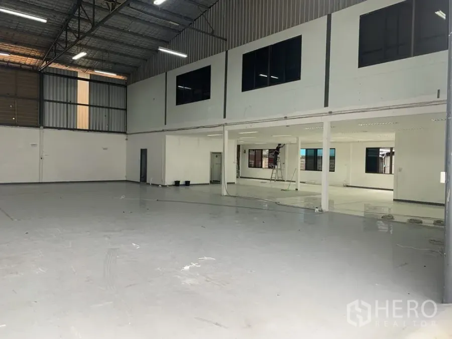 货栈 出租在Suan Luang, Bangkok - 开放式仓库，高挑钢结构屋顶与夹层办公室