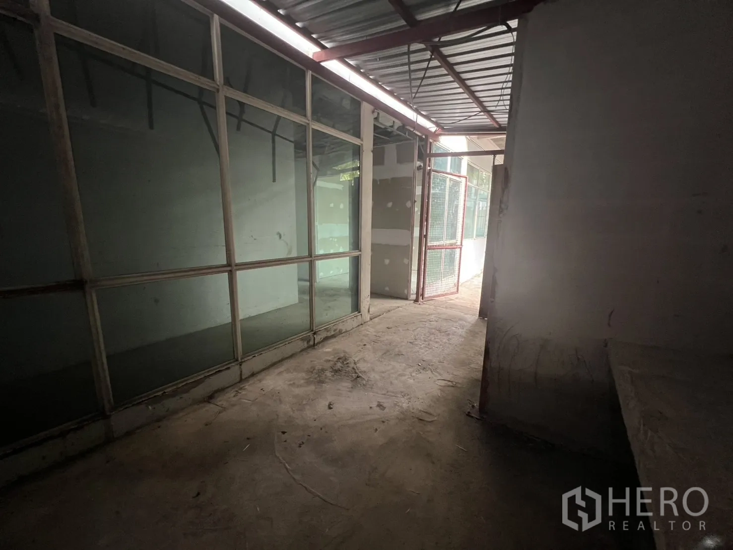 พื้นที่ขายปลีก ให้เช่าในWatthana, Bangkok - ห้องขนาดกะทัดรัด มีบันไดและหน้าต่างสูงจรดพื้น