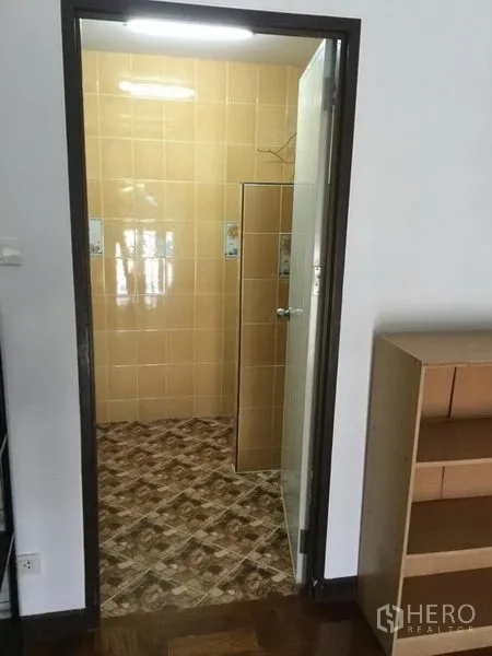 บ้าน ให้เช่าหรือขายในHuai Khwang, Bangkok - ห้องน้ำกระเบื้องสีเบจ พื้นลายกราฟิก และฉากกั้นอาบน้ำกระจก