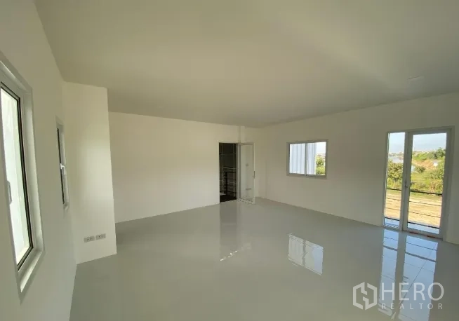 Warehouse for sale in Sai Noi, Nonthaburi - Another angle of the upstairs office with windows and glass doors connecting to the staircase landing.