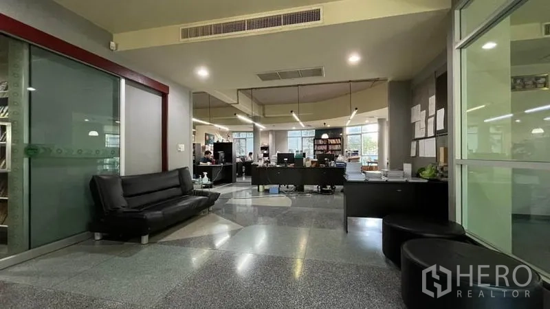 คลังสินค้า ขายในBangkok Yai, Bangkok - โถงต้อนรับสำนักงานสมัยใหม่ กั้นด้วยกระจก เชื่อมต่อสู่พื้นที่ทำงาน
