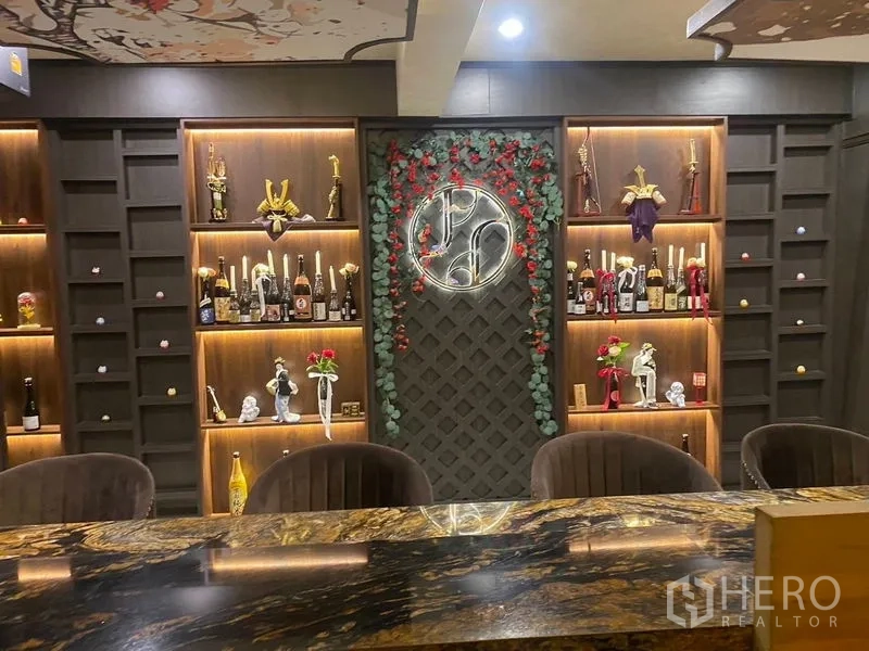 อาคารพาณิชย์ ให้เช่า - ผนังไฮไลต์หลังบาร์ มีชั้นโชว์ติดไฟและป้ายไฟนีออนวงกลม