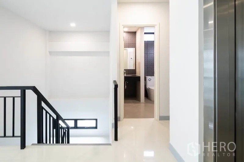 สำนักงานที่บ้าน ให้เช่าในBang Rak, Bangkok - ห้องน้ำสมัยใหม่พร้อมอ่างล้างหน้าใหญ่ โถสุขภัณฑ์และโถปัสสาวะ