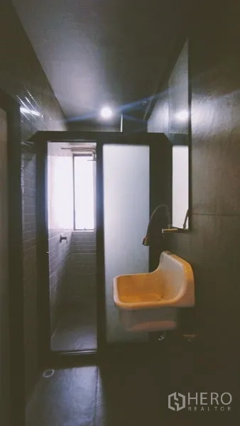 สำนักงานที่บ้าน ให้เช่าในChatuchak, Bangkok - ห้องน้ำมีส่วนอาบน้ำและอ่างล้างหน้าขนาดกะทัดรัด