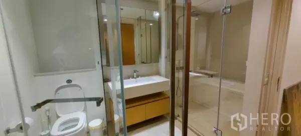 คอนโด ให้เช่าในKhlong San, Bangkok - ห้องน้ำสว่างสดใส มีตู้ล้างหน้า โถสุขภัณฑ์ และตู้ shower กระจก ในคอนโดคลองสาน