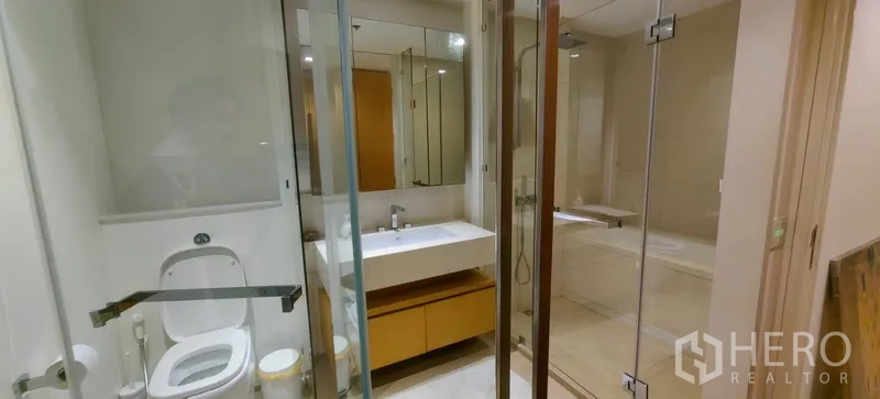คอนโด ให้เช่าในKhlong San, Bangkok - ห้องน้ำสว่างสดใส มีตู้ล้างหน้า โถสุขภัณฑ์ และตู้ shower กระจก ในคอนโดคลองสาน