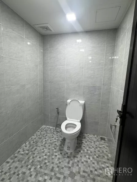 อาคารพาณิชย์ ให้เช่า - ห้องน้ำปูกระเบื้องใหม่พร้อมโถสุขภัณฑ์และไฟเพดาน