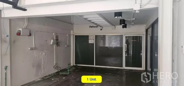 อาคารพาณิชย์ ให้เช่าในWatthana, Bangkok - โถงชั้นล่างพร้อมผนังกระจก ไฟสปอตไลต์ และพื้นที่ใต้บันได.