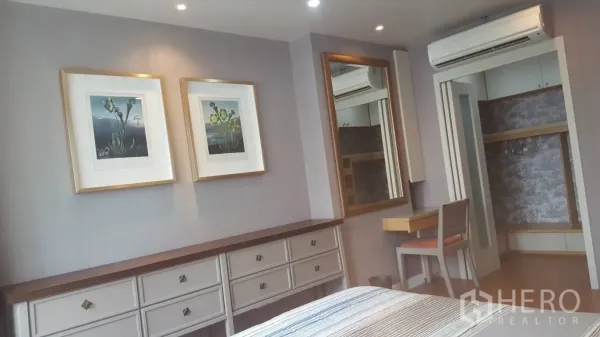 คอนโด ให้เช่าในKhlong Toei, Bangkok - ผนังประดับกรอบรูป กระจกบานใหญ่ ตู้ลิ้นชัก และทางเข้าไปยังตู้เสื้อผ้าแบบวอล์กอิน