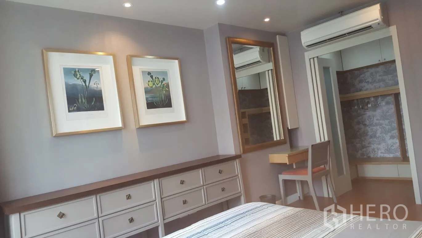 คอนโด ให้เช่าในKhlong Toei, Bangkok - ผนังประดับกรอบรูป กระจกบานใหญ่ ตู้ลิ้นชัก และทางเข้าไปยังตู้เสื้อผ้าแบบวอล์กอิน