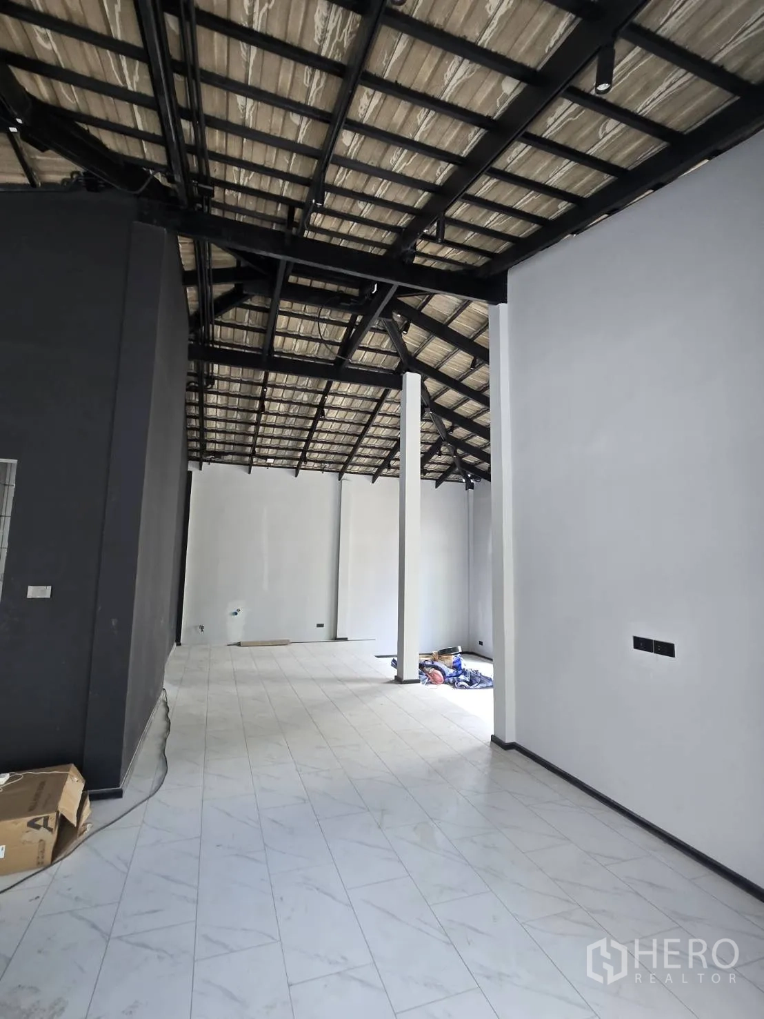 โฮมออฟฟิศ for rent in Phra Khanong, Bangkok - โถงยาวพื้นกระเบื้องสีขาว เสารับน้ำหนัก และโครงหลังคาเหล็ก