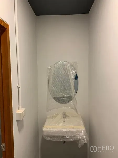 อาคารพาณิชย์ ให้เช่าในKhlong Toei, Bangkok - ห้องน้ำขนาดกะทัดรัด อ่างล้างหน้าและกระจกใหม่ห่อพลาสติกพร้อมติดตั้ง