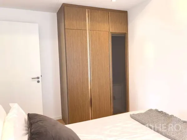 อพาร์ทเมนท์ ให้เช่า - ตู้เสื้อผ้าบิวท์อินไม้ในห้องนอนของอพาร์ตเมนต์เอกมัย