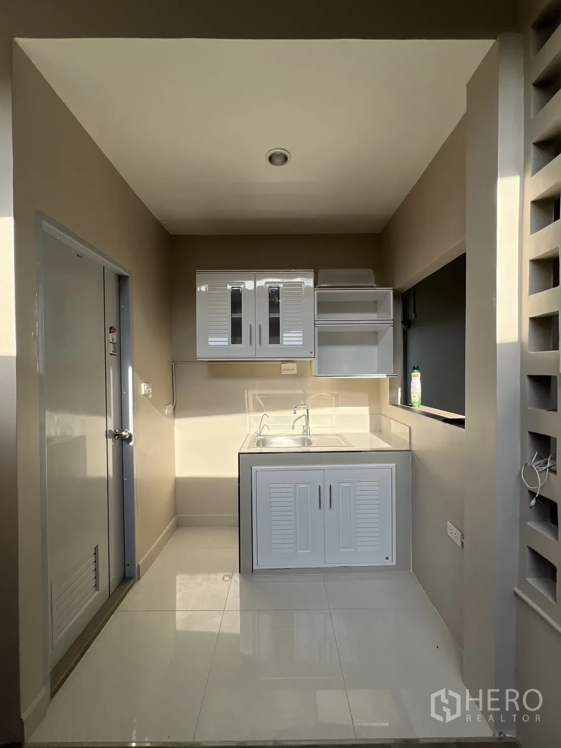 Detached House for rent or sale in Bang Kapi, Bangkok - Outdoor service kitchen with sink and storage cabinets