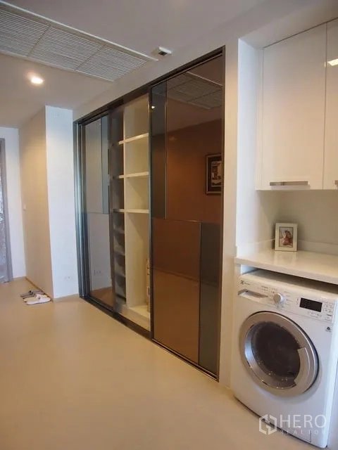 คอนโด ขายในWatthana, Bangkok - มุมซักล้างทางเดิน เครื่องซักผ้าฝาหน้า ตู้บิวท์อิน และบานเลื่อนกระจกเงาในคอนโดสมัยใหม่