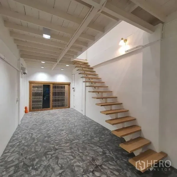 อาคารพาณิชย์ ให้เช่าหรือขายในKhlong Toei, Bangkok - ชั้นล่างแบบโอเพ่นสเปซ พื้นคอนกรีตขัดมัน บันไดไม้ลอย