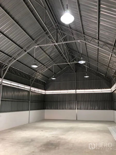 คลังสินค้า ให้เช่าในBueng Kum, Bangkok - ภายในโกดังเพดานสูง โครงเหล็กและไฟไฮเบย์สว่าง