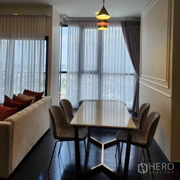 คอนโด ให้เช่าในWatthana, Bangkok - โซนรับประทานอาหารข้างหน้าต่างมุม ห้องมีโคมไฟแขวนและผ้าม่านโปร่ง