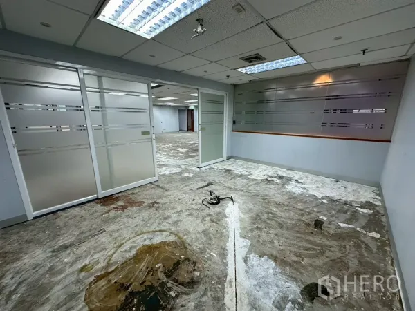 สำนักงาน ให้เช่าในKhlong Toei, Bangkok - ห้องประชุมพร้อมประตูกระจกบานเลื่อนฝ้า เพดานทีบาร์ พร้อมให้ปรับแต่ง