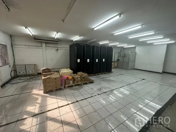 คลังสินค้า ให้เช่าในKhlong Toei, Bangkok - พื้นที่คลีนรูมขนาดใหญ่ ไฟส่องสว่างทั่วถึง มีกล่องและตู้วางบนพาเลทบนพื้นกระเบื้อง.