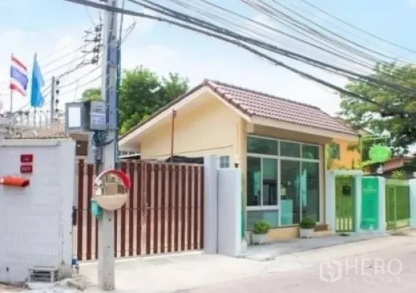 ทาวน์เฮาส์ ให้เช่าในKhlong Toei, Bangkok - ทางเข้าโครงการพร้อมป้อมยาม บรรยากาศซอยเงียบสงบ
